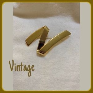 🌼Pretty Goldtone Brooch